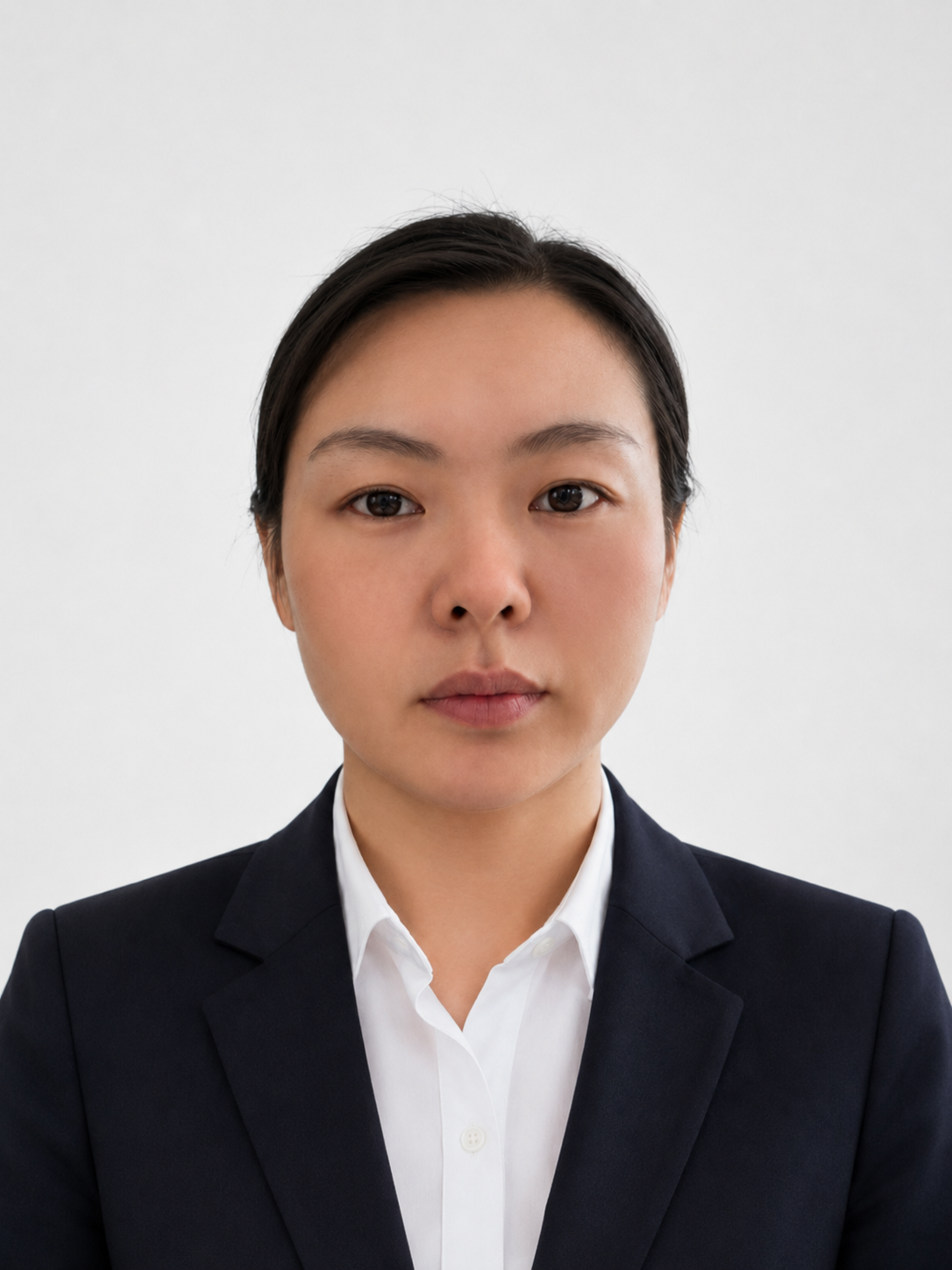 四十五岁左右女性律师头像,穿职业套装,背景简洁,面带微笑,专业干练